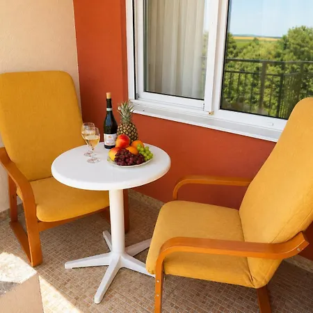 Tropical-style With Mountain Views Lägenhet
