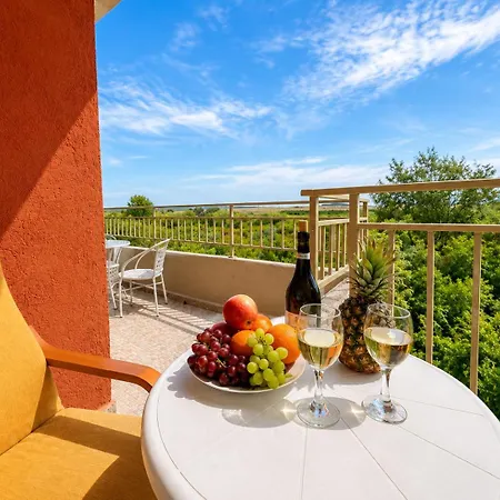 Tropical-style With Mountain Views Slăntjev Brjag